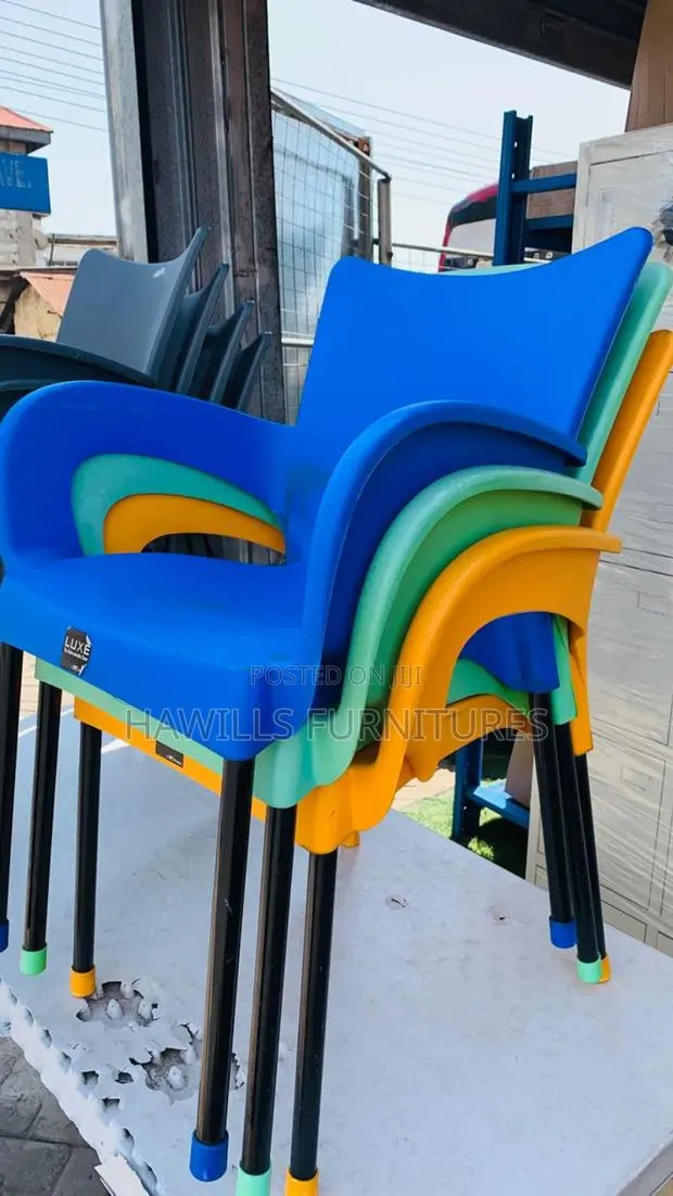 Solid Original Plastic Chairs · Photo 1