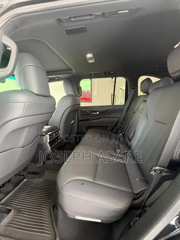Lexus LX 600 2023 · Photo 1