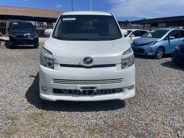 Toyota Voxy V 2WD 8-Seater 2012 White · Photo 1