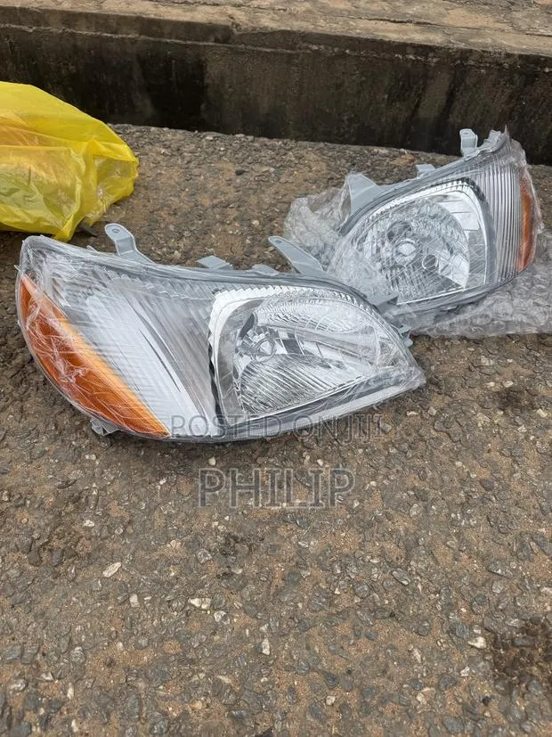 Toyota Echo 2000 Headlight Pair · Photo 1