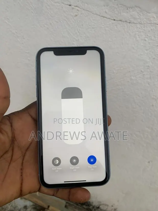 Apple iPhone XR 64 GB Blue · Photo 1