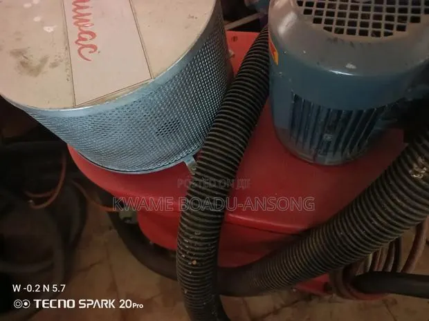 Industrial Vacuum Cleaner · Photo 1