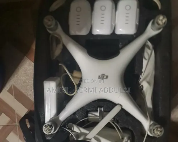 Dji Phantom 4 With 3 New Batteries and Bag Pack · Photo 1