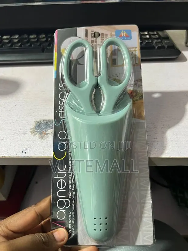 Magnetic Cap Scissors · Photo 1
