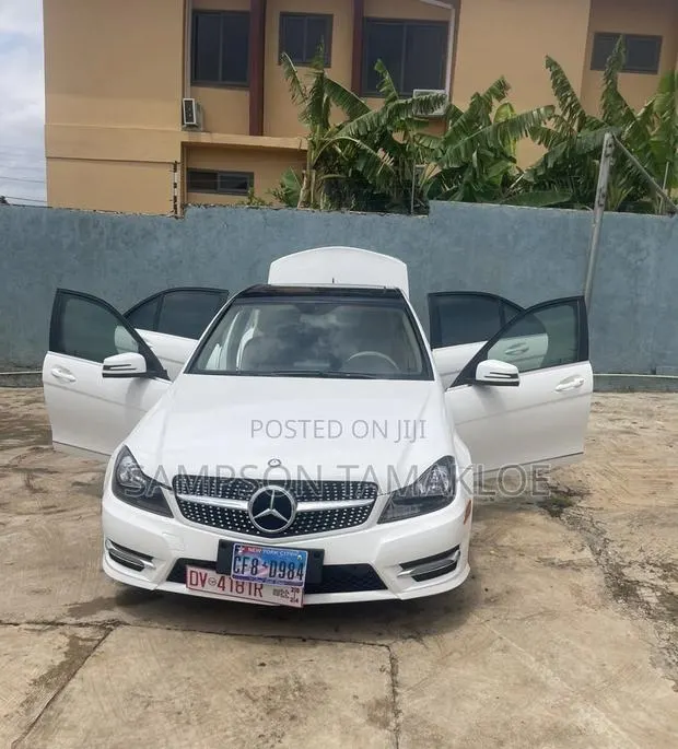 Mercedes-Benz C300 Sport 4Matic Sedan AWD (3.0L 6cyl 7A) 2012 White · Photo 1