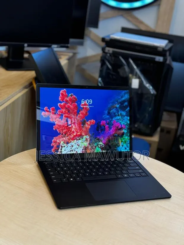 Laptop Microsoft 16GB Intel Core i7 SSD 256GB · Photo 1