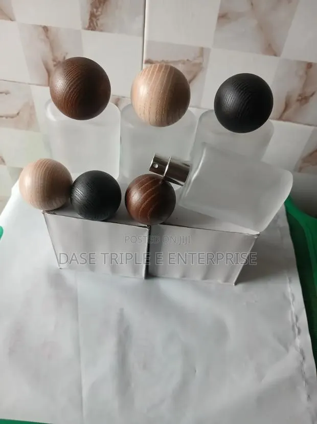 30ml Empty Frost Bottle Wooden Cap · Photo 1