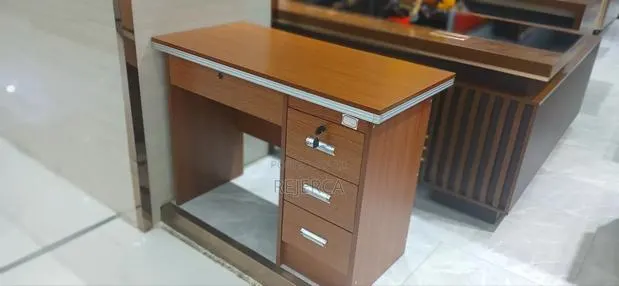 Durdurable Office Desk · Photo 1