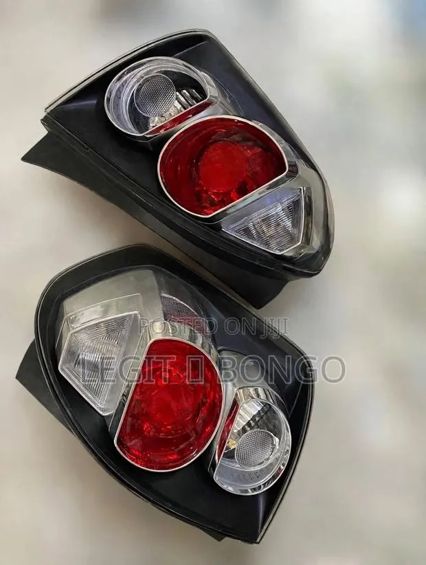 Pontiac Vibe 09 Tail Light · Photo 1