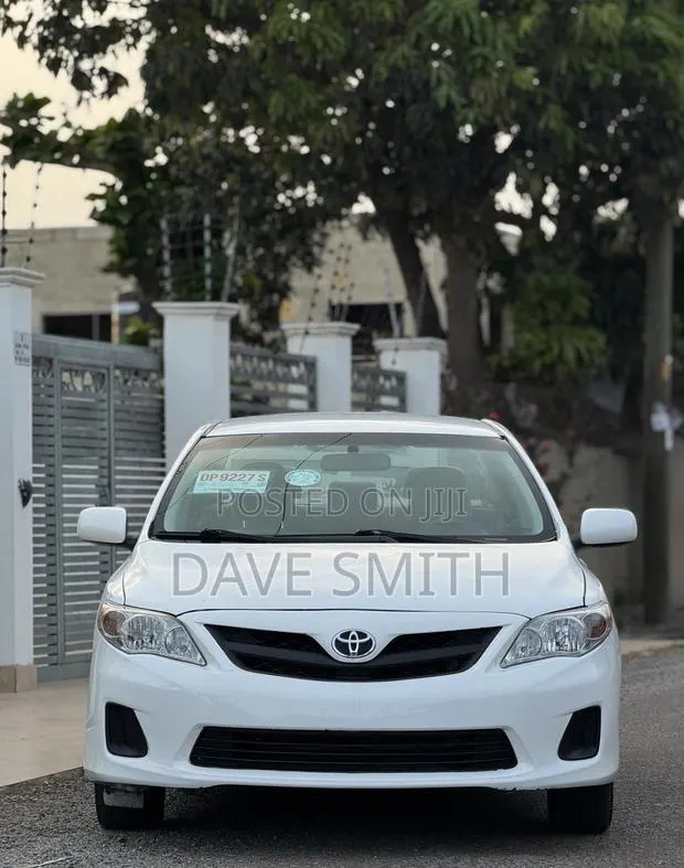 Toyota Corolla LE 4dr Sedan (1.8L 4cyl 4A) 2011 White · Photo 1