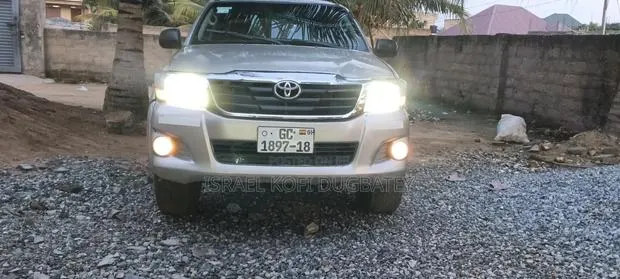 Toyota Hilux 2010 Off white · Photo 1