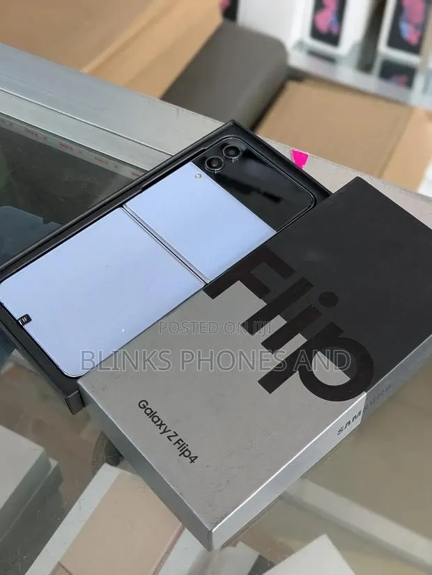 New Samsung Galaxy Z Flip4 256 GB Blue · Photo 1