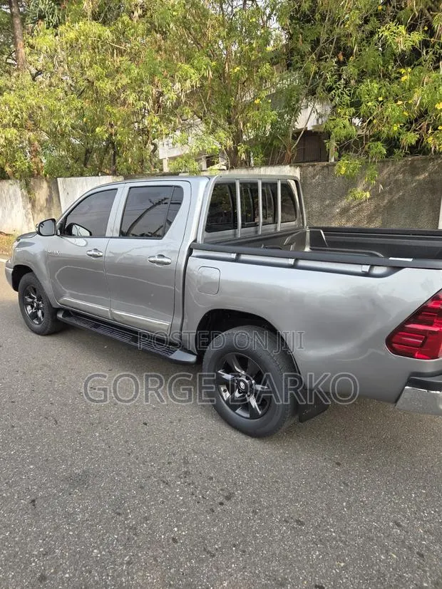 Toyota Hilux 2017 Silver · Photo 1