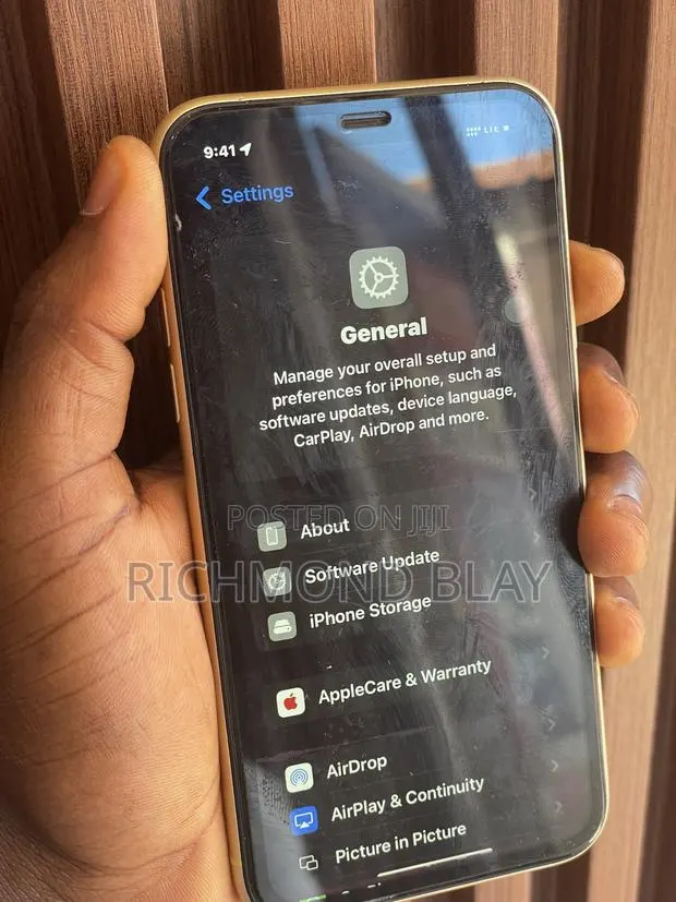 Apple iPhone XR 64 GB Yellow · Photo 1