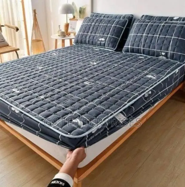 Waterproof Bed Cover Double · Photo 1