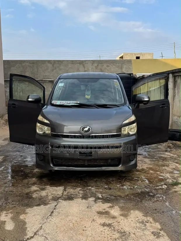 Toyota Voxy 2013 Gray · Photo 1