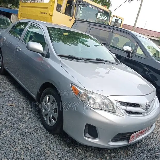 Toyota Corolla LE 4dr Sedan (1.8L 4cyl 4A) 2012 Silver · Photo 1