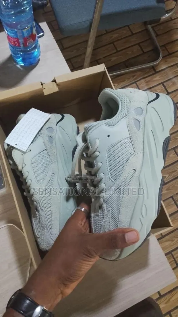 Adidas Yeezy Boost 700 · Photo 1