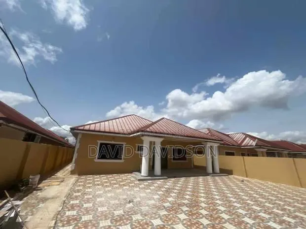 4bdrm Mansion in 4 Bedroom Self, Tema Metropolitan for rent · Photo 1