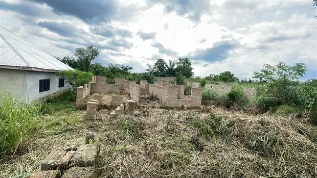 Uncompleted 3 Bedroom House · Photo 1