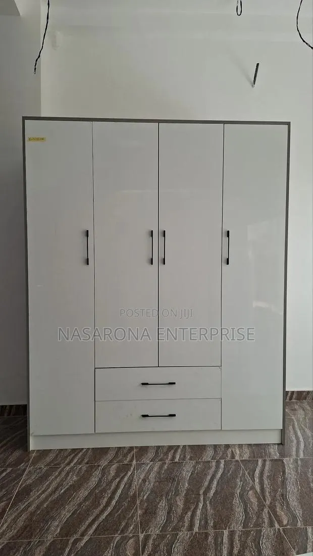 4 Door Glossy Wardrobe 160x55x200cm · Photo 1