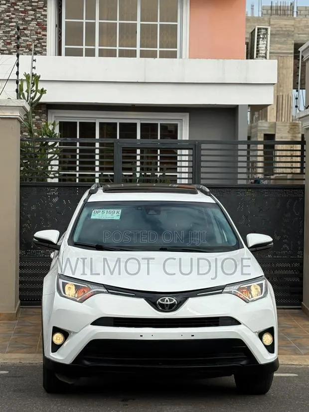 Toyota RAV4 XLE 4dr SUV (2.5L 4cyl 6A) 2018 White · Photo 1