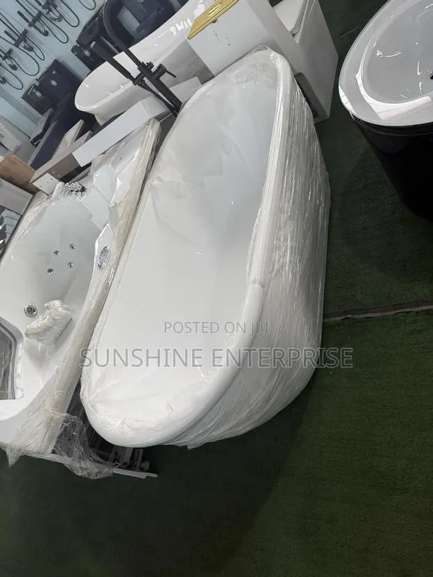 Bathroom Bathtub · Photo 3