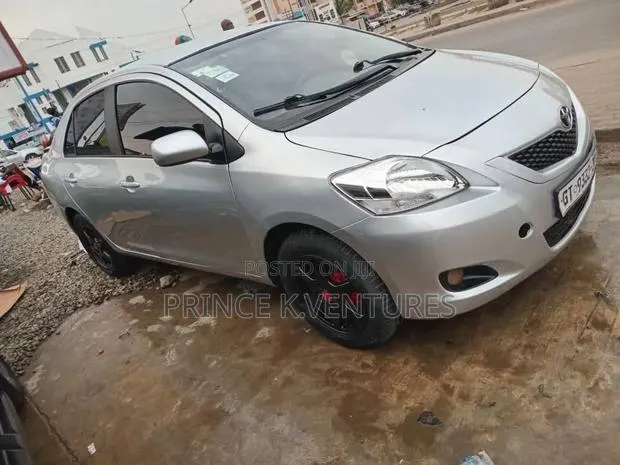 Toyota Yaris Base Sedan 4dr 2010 Silver · Photo 1