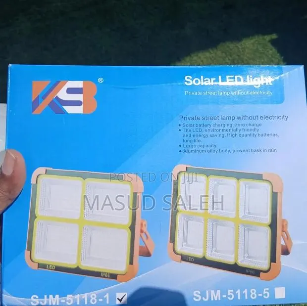 200 W Rechargeable Solar Floodlight · Photo 1