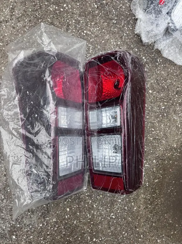 Isuzu DMAX Tail Light Pair · Photo 1