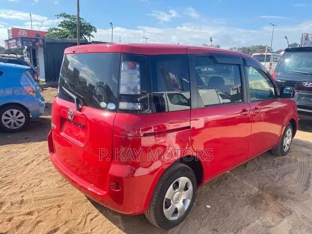 Toyota Sienta 1.5 FWD 2013 Red · Photo 2