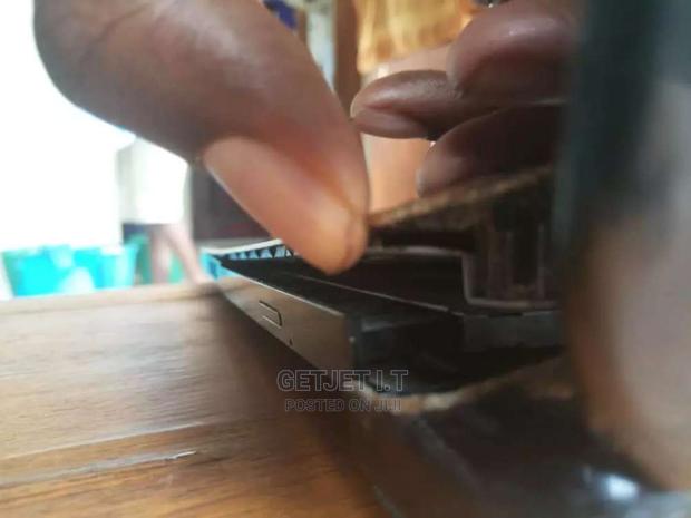 Hinges Of Laptops Repair Instantly And Case Replacement · Photo 2