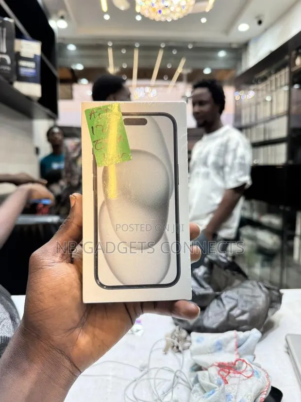 New Apple iPhone 15 128 GB Black · Photo 1