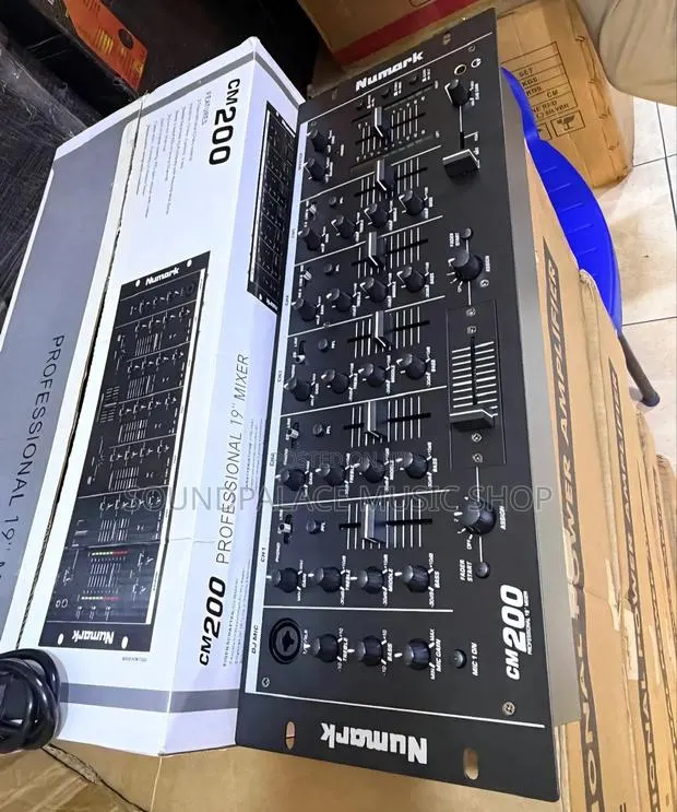 Numark CM200 Professional 19" DJ Mixer · Photo 1