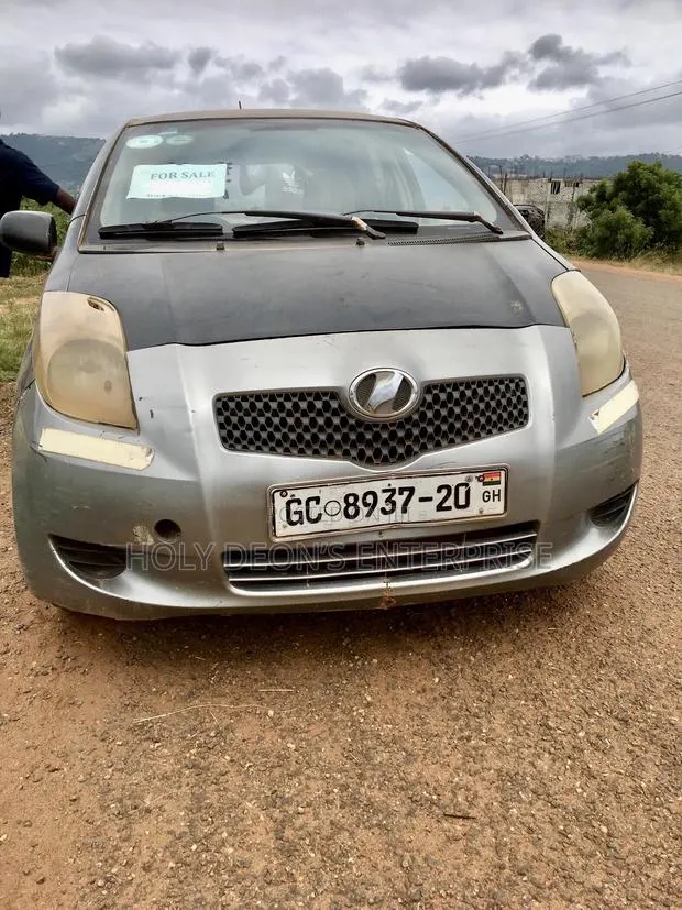 Toyota Vitz 1.3 AWD 5dr 2010 Silver · Photo 1