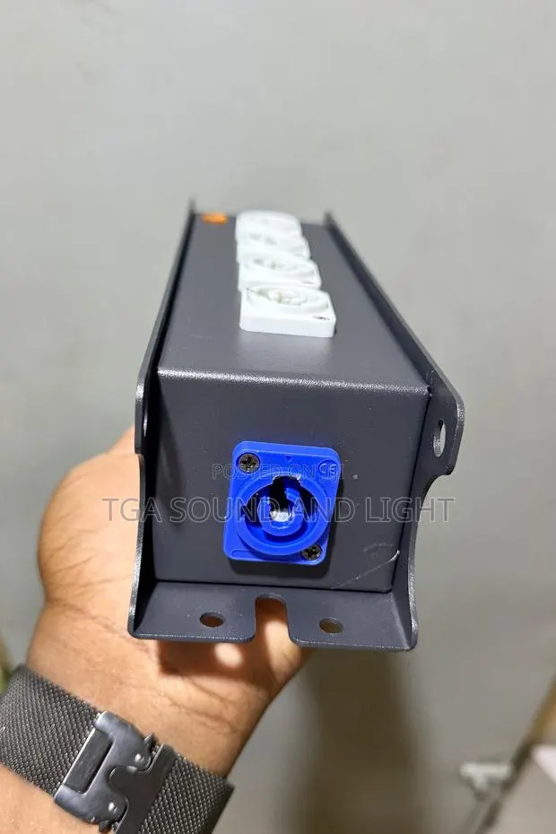Powercon Distributor 1 in 5 Out Box · Photo 2
