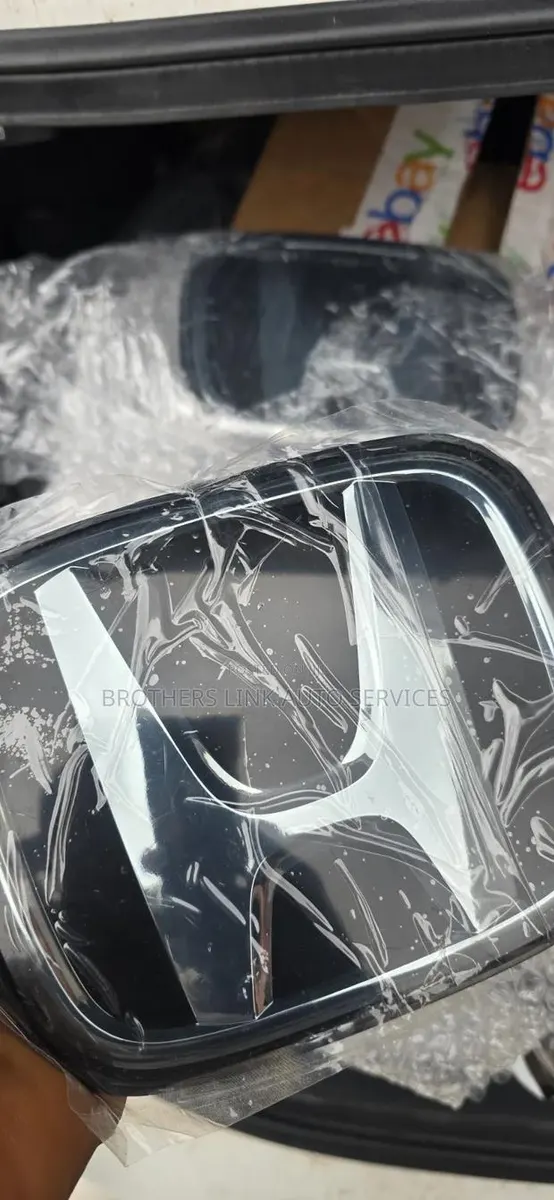 2023,24,25-2026 Honda CRV Emblem (Radar Cover) · Photo 1