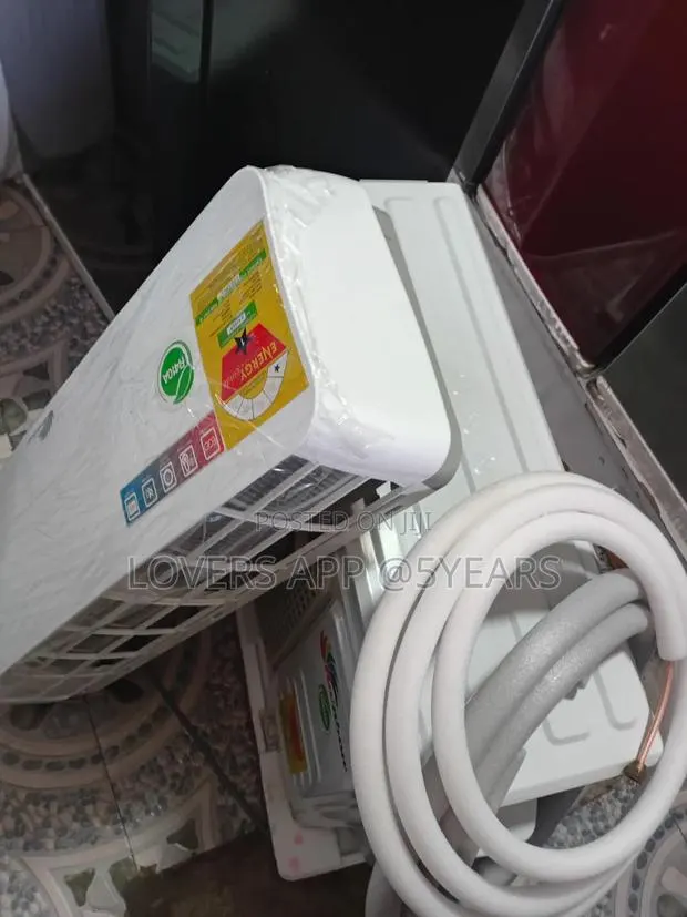 Rainbow 1.5hp Snowwhite Window Air Conditioner- Top Cooling. · Photo 1