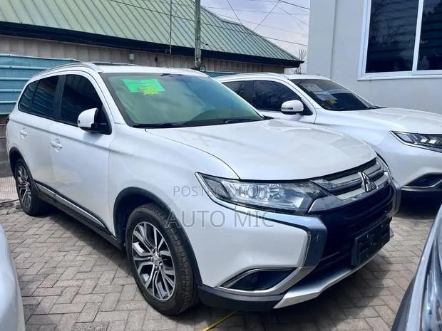 Mitsubishi Outlander LE AWC 2018 White · Photo 1