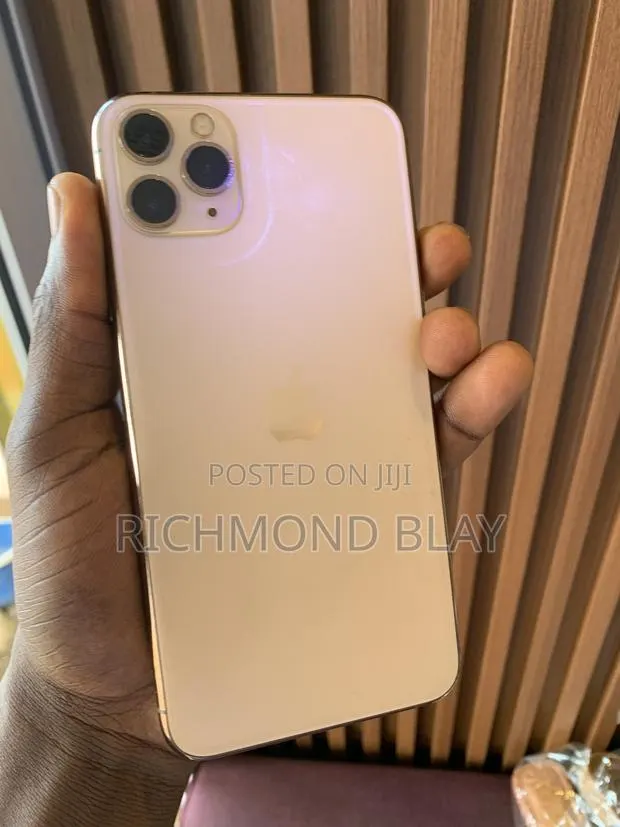 Apple iPhone 11 Pro Max 64 GB Gold · Photo 1