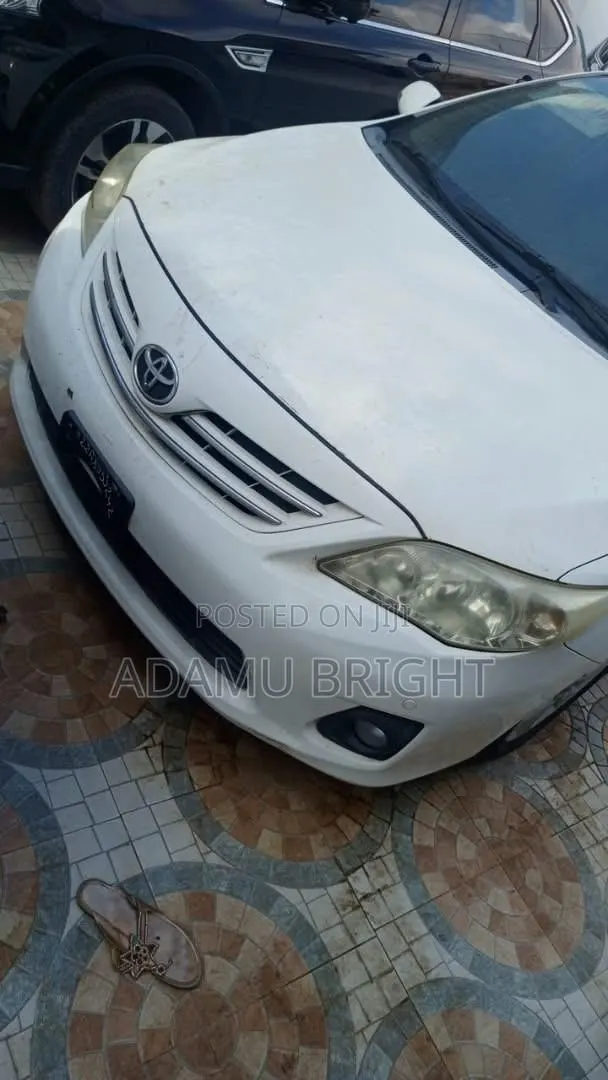 Toyota Corolla 2010 White · Photo 1