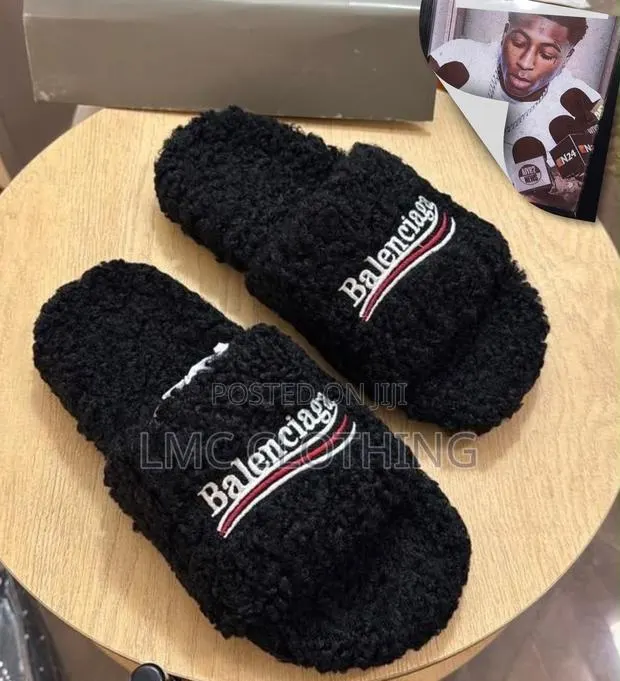 Balenciaga Fluffy Flap · Photo 1