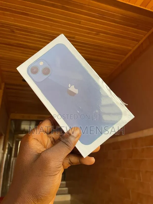 New Apple iPhone 13 128 GB Blue · Photo 1