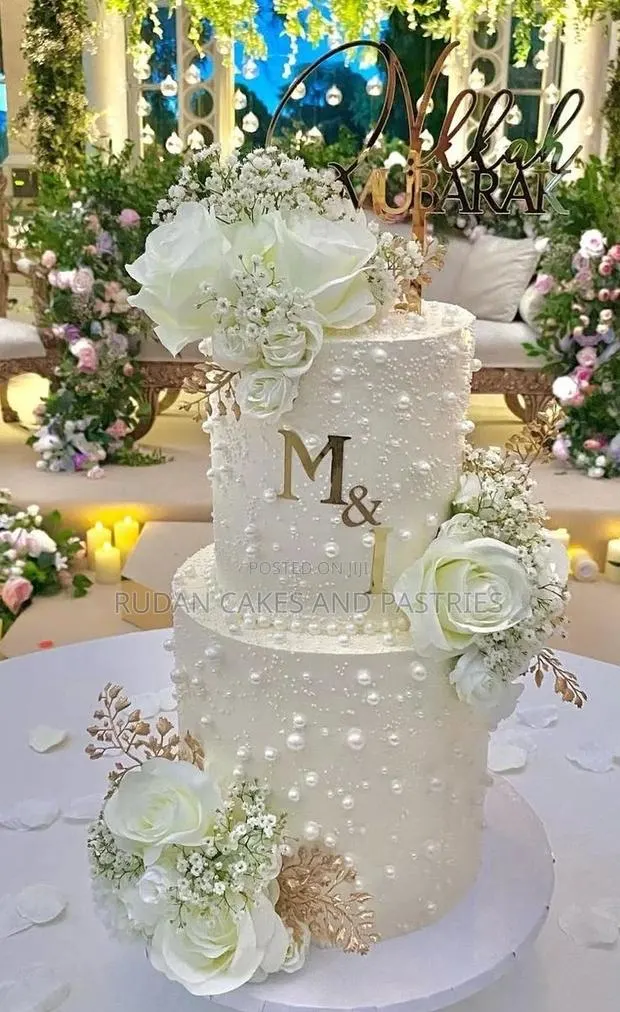 All White Wedding Cake · Photo 1