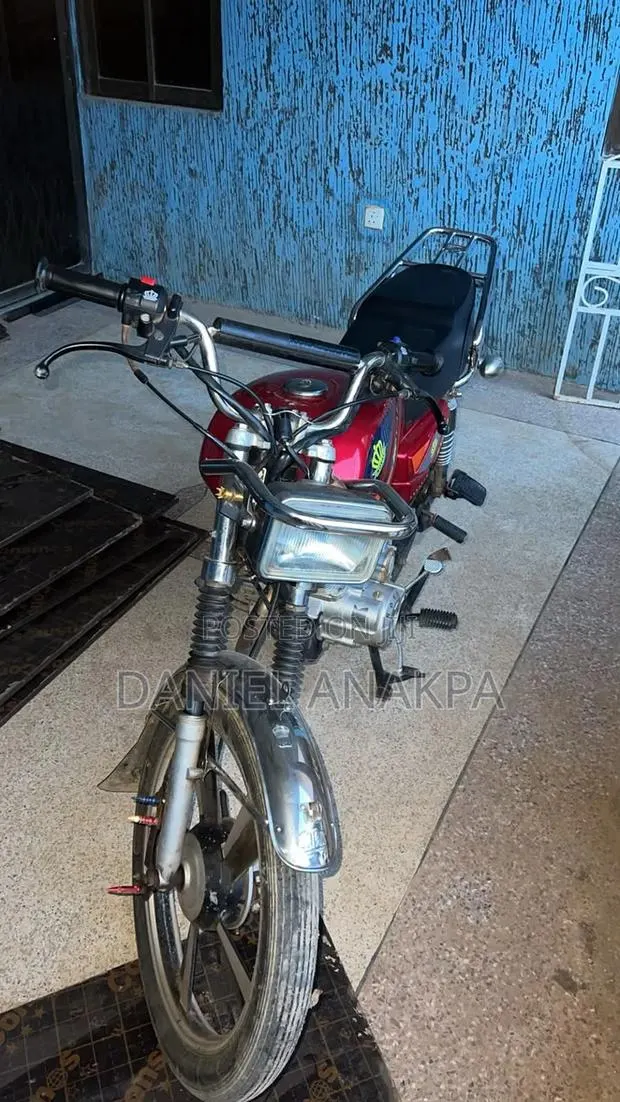 Royal Motorcycle 2025 Red · Photo 1