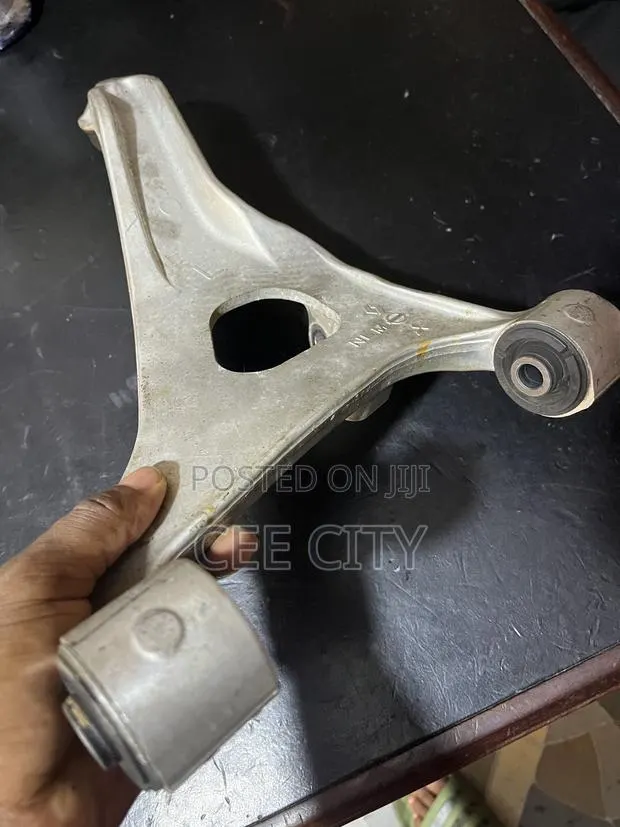 Mitsubishi Outlander 2022-2025 Back Upper Arm · Photo 1