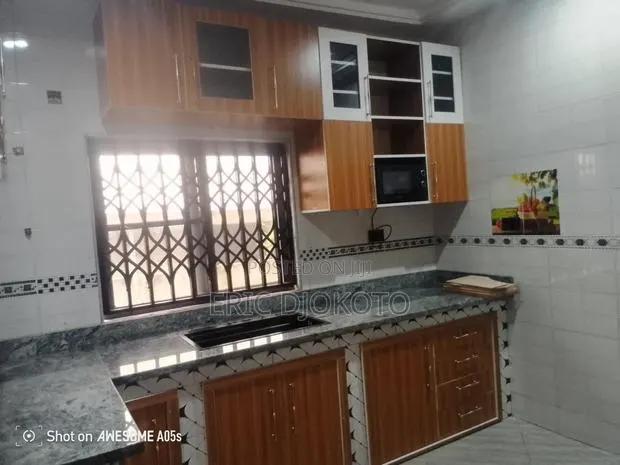 Kitchen Cabinets Laminate and Glass · Photo 1