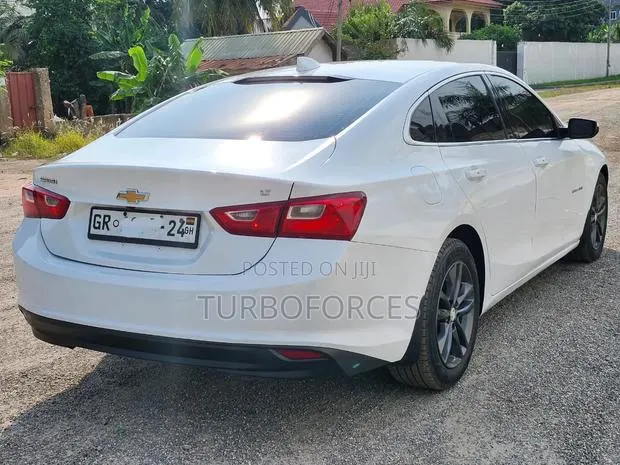 Chevrolet Malibu 2017 White · Photo 1