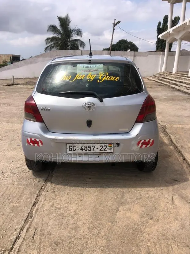 Toyota Vitz 2010 Silver · Photo 1