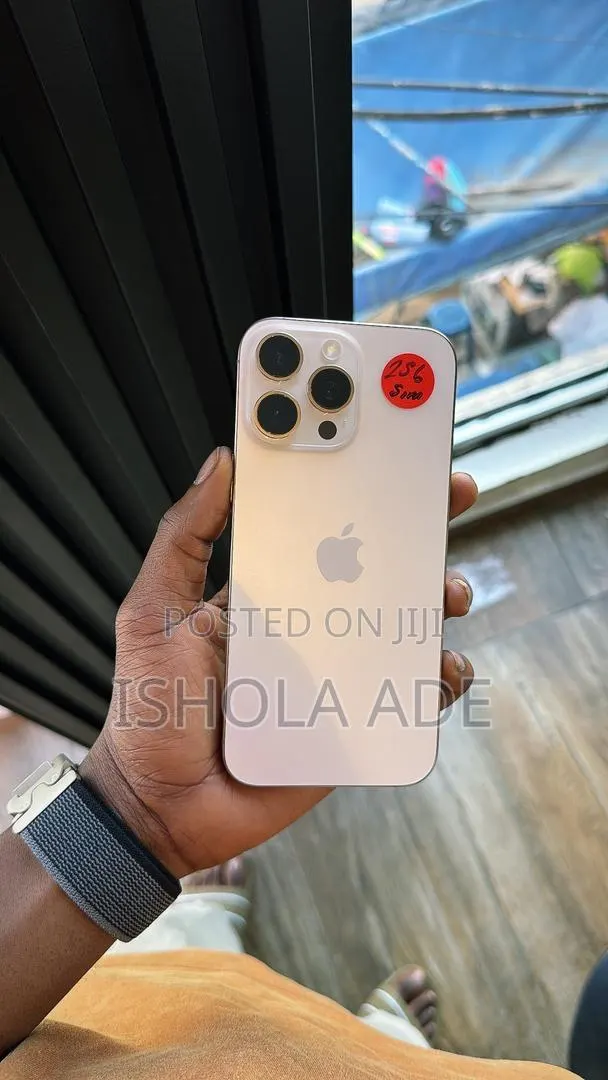 Apple iPhone 16 Pro Max 256 GB White · Photo 1